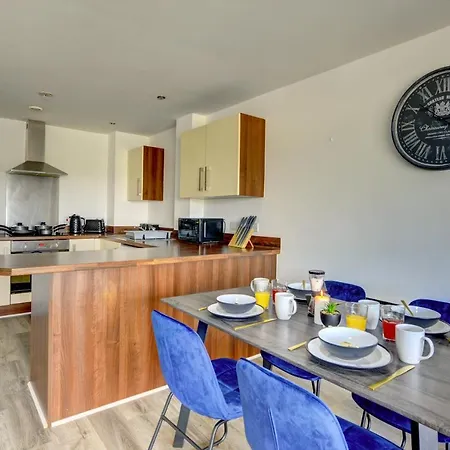 Spacious - Penthouse 2 Bed With Secure Allocated Parking 아파트 *