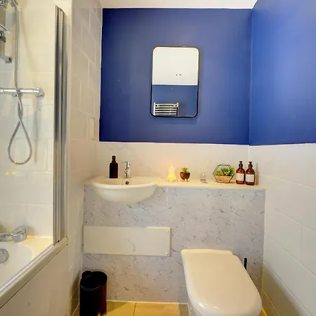 Spacious - Penthouse 2 Bed With Secure Allocated Parking 아파트 셰필드